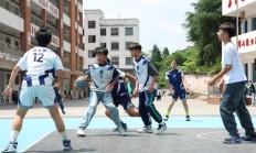 爱游戏体育下载:这所乡村小学，10年打坏1000多个篮球——中小学“以体育人”成效观察之二