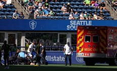 爱游戏:Sounders GK Stefan Frei在救护车上与机组人员对抗