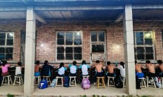 爱游戏:铁皮房、土操场，这里有一座“筑梦”摔跤馆